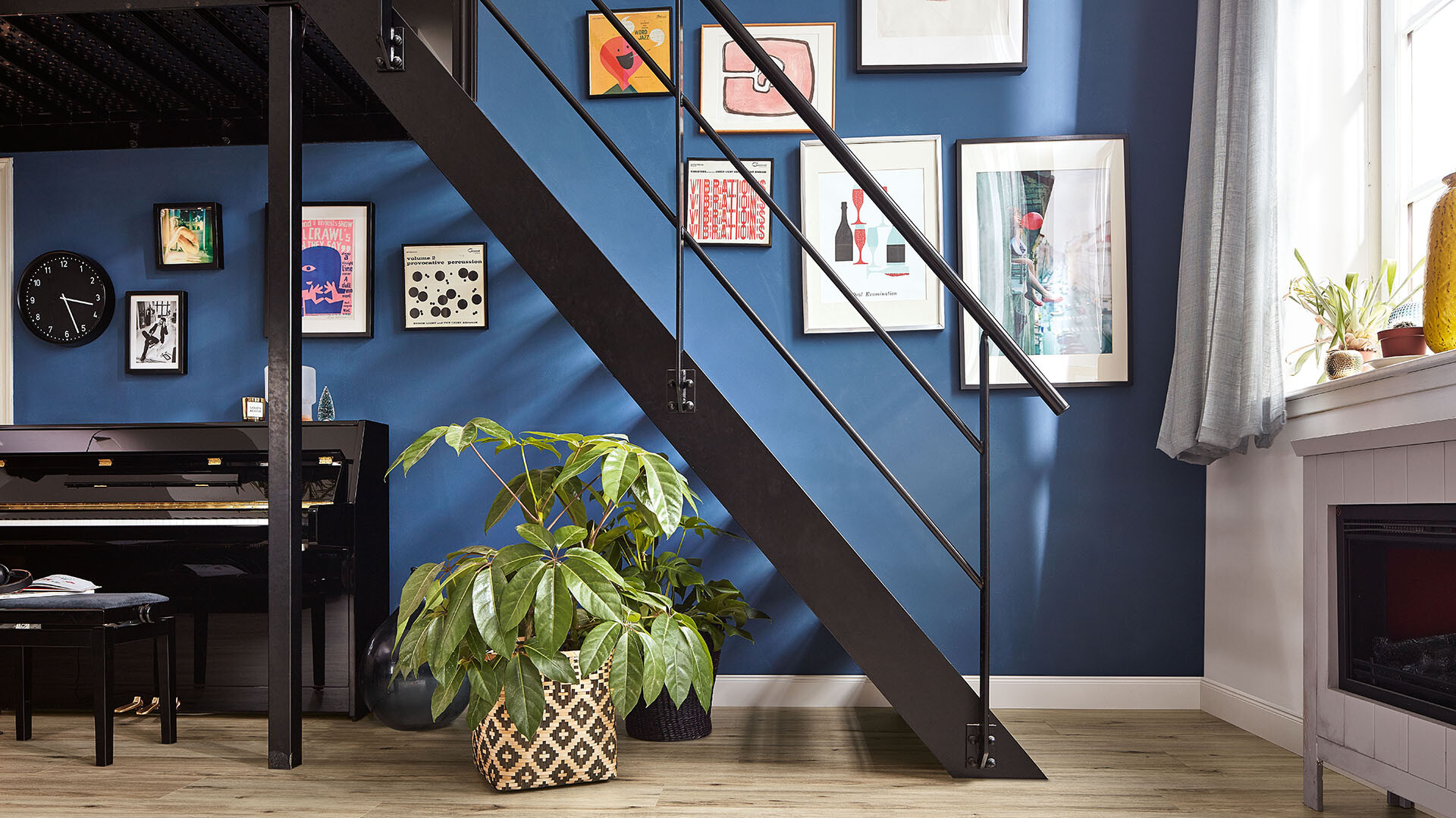 Farben in der Wohnung - was sie über uns aussagen Designboden vor einer blauen Wand